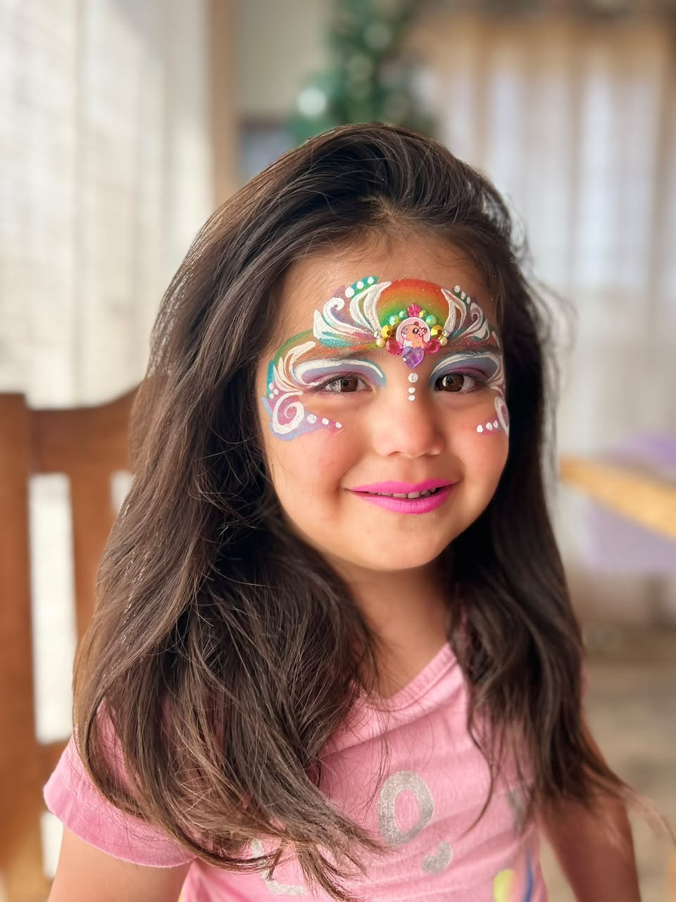 Diseño artístico de pintacaritas en una niña
