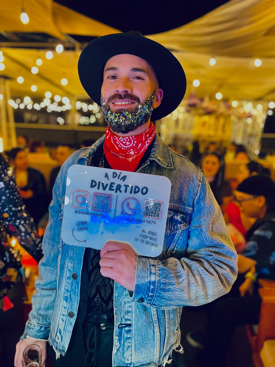 Barba con glitter en un invitado de un evento