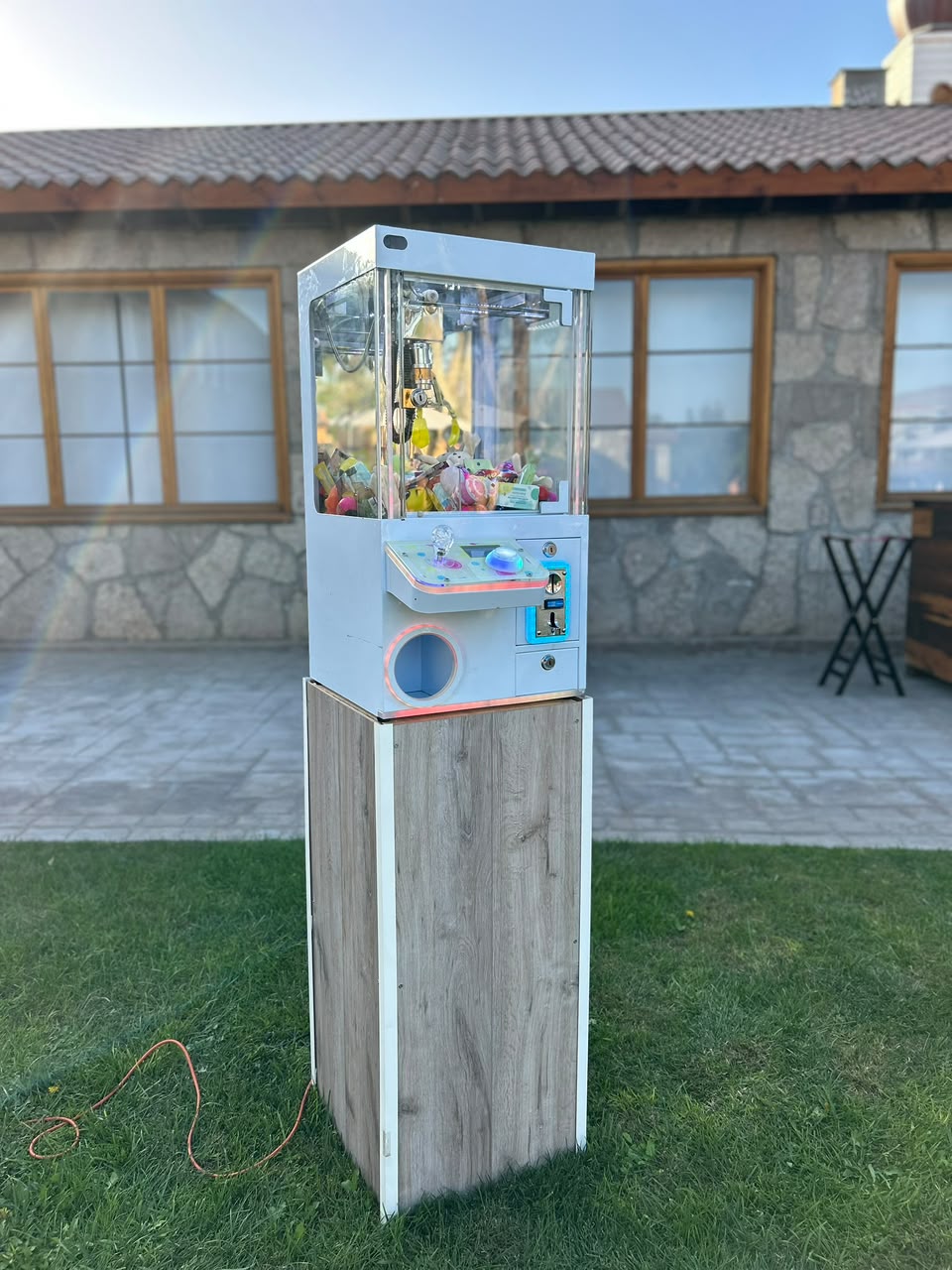Garra mecánica instalada en un evento al aire libre