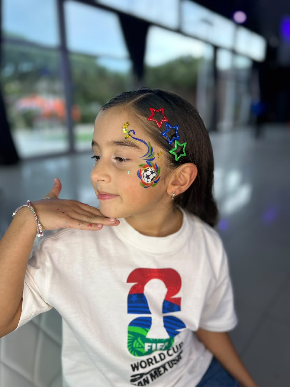 Pintacaritas temático de fútbol en una niña