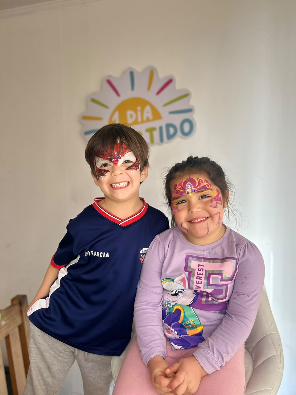 Pintacaritas de superhéroe y princesa en niños